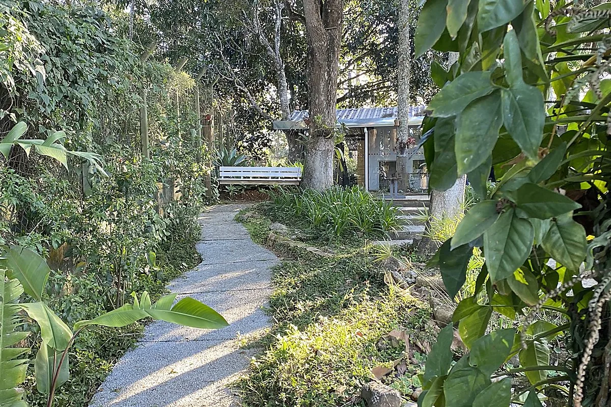 Casal caminhando pelo Espaço Margô