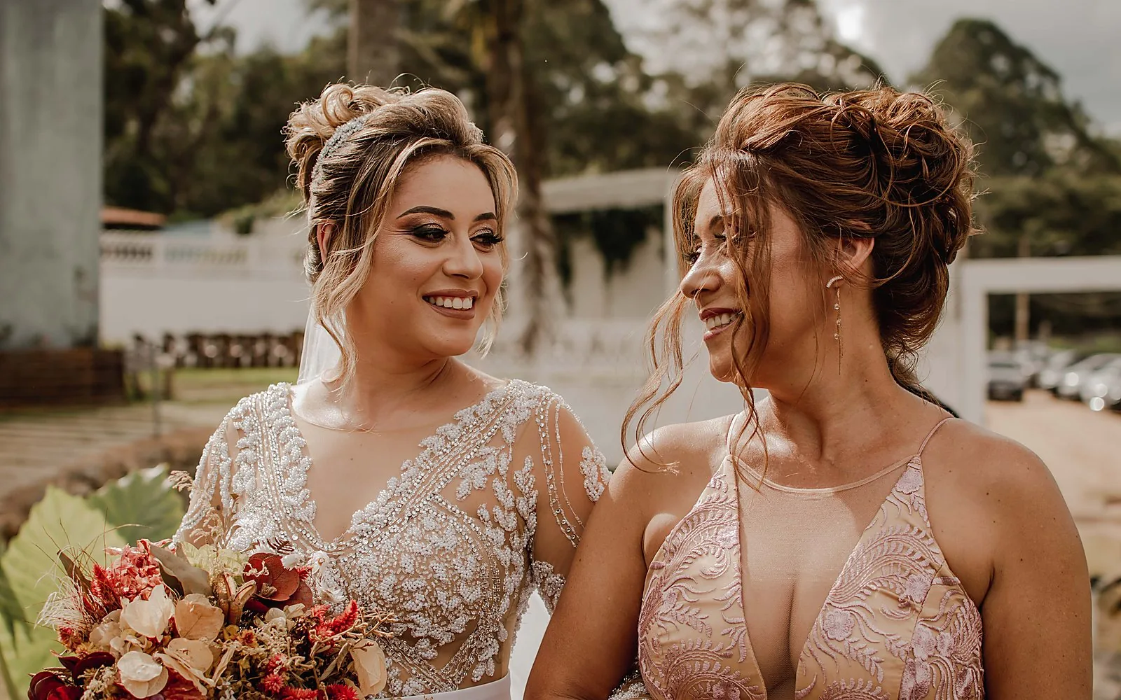 Família e padrinhos reunidos em casamento