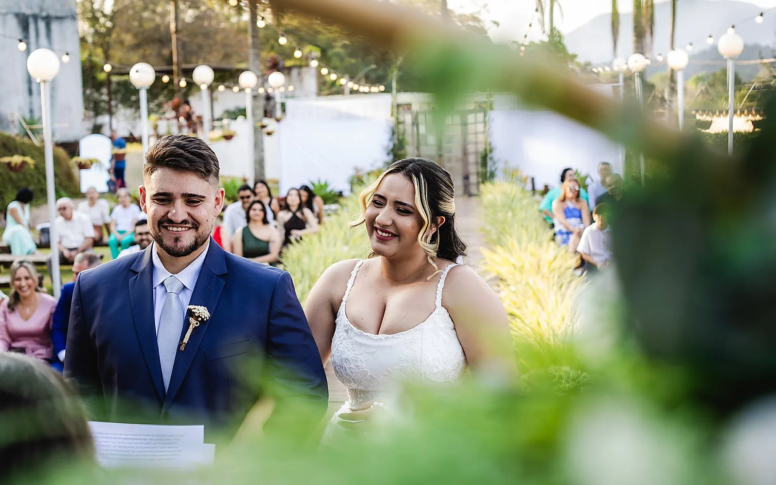 Casal fotografado ao pôr do sol