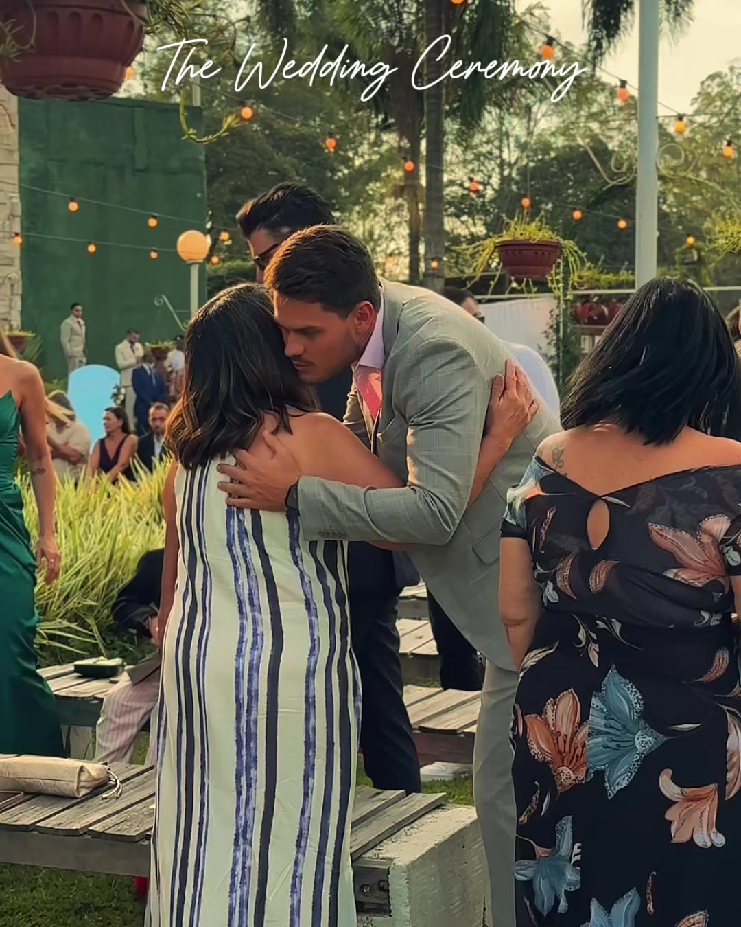 Casal em momento emocionante durante o casamento