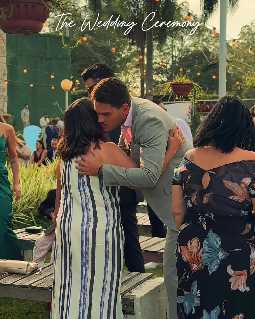 Casal em momento emocionante durante o casamento